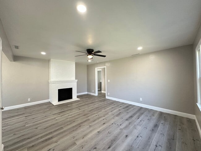 Building Photo - Remodeled Gem in Desirable Neighborhood