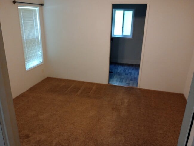 Building Photo - 202 Holly St