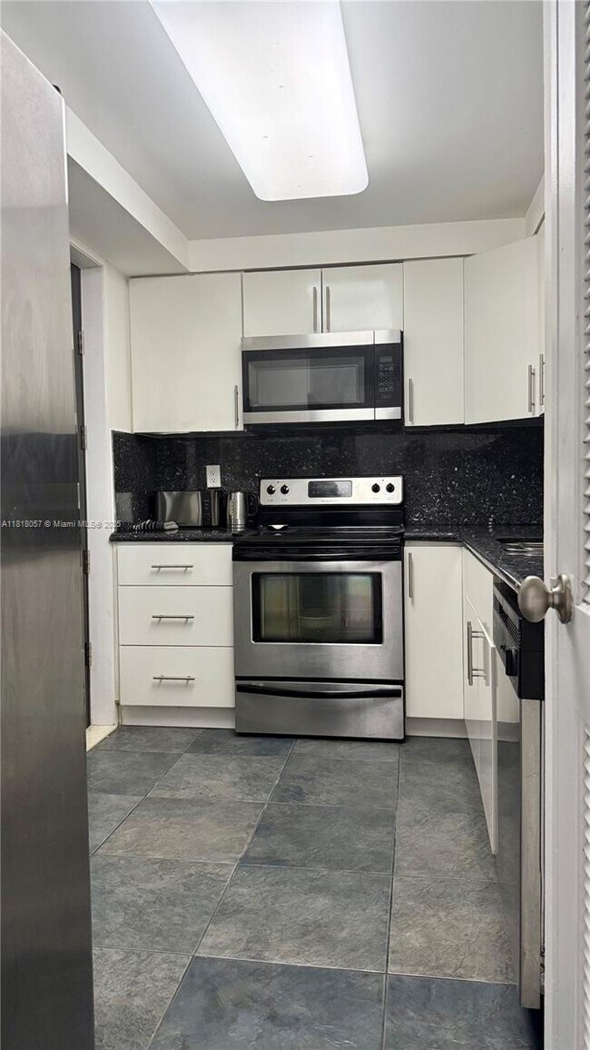 Building Photo - 301 Golden Isles Dr