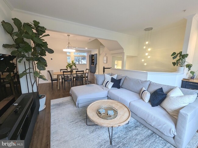 Primary Photo - 2922 Huntington Grove Square