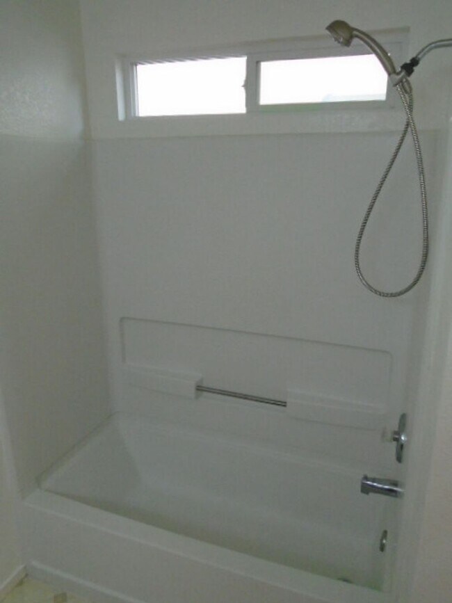 Building Photo - NICE SINGLE STORY 3 BEDROOM & 2 BATH IN DA...