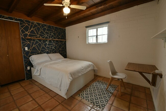 Building Photo - 2842 E Blacklidge Dr