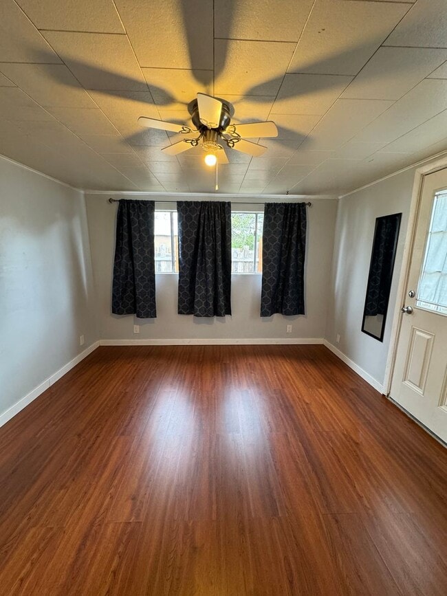 Building Photo - Hard to find 1 bdrm, 1 bath house with carport.