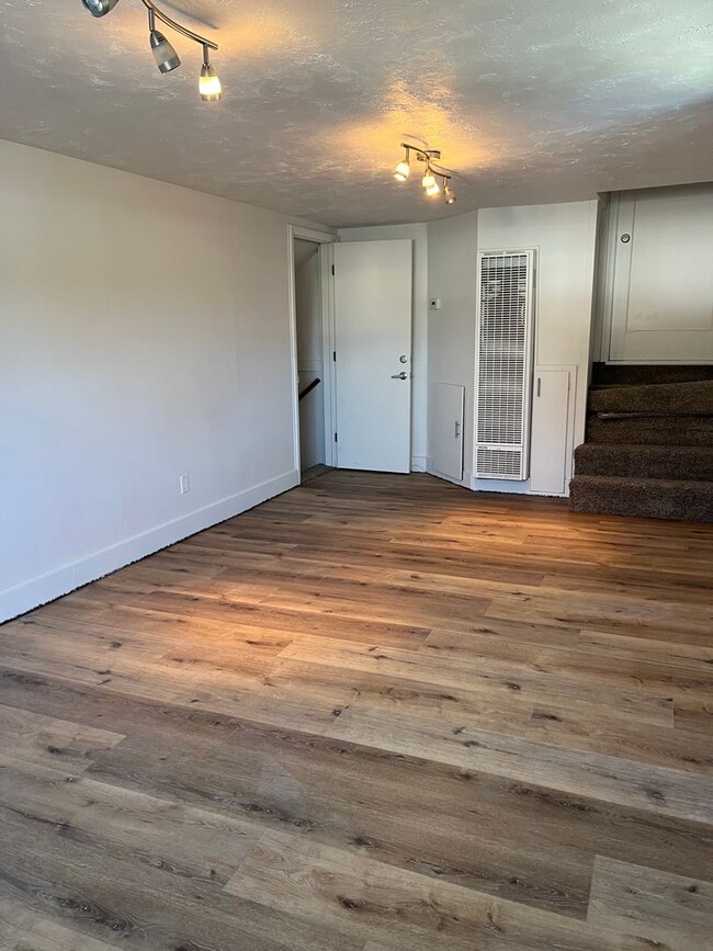Building Photo - 360 N SF
