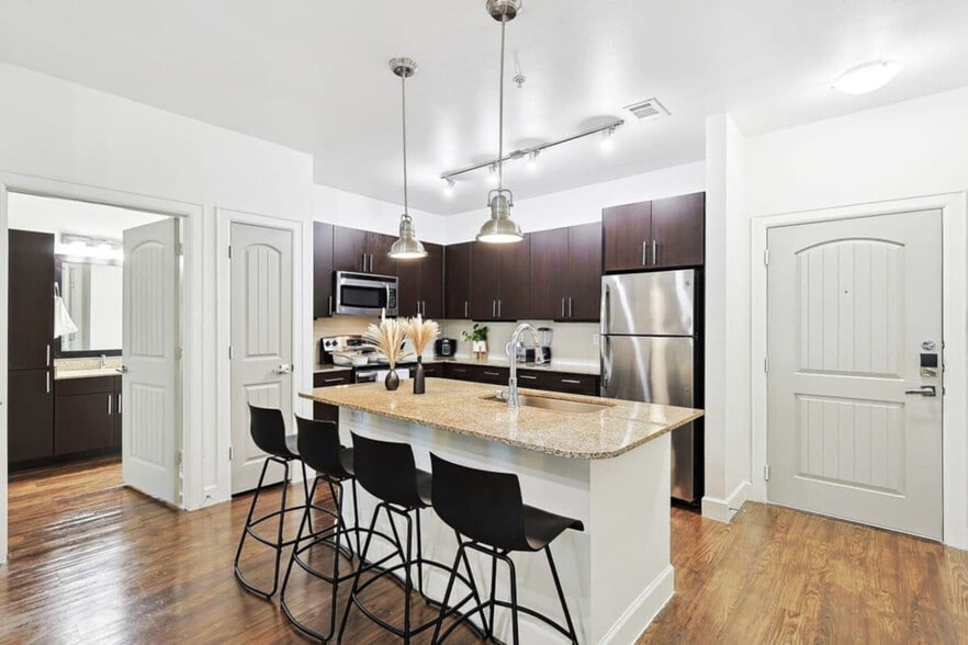 Building Photo - 5445 Town and Country Blvd