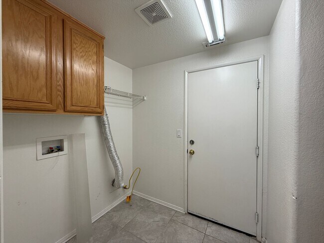 Building Photo - 43439 Bale Ct