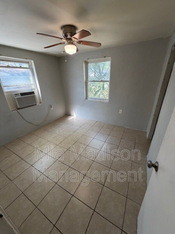 Building Photo - 1017 Wexler St