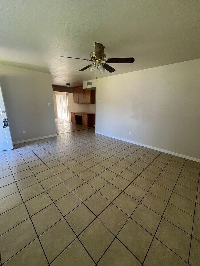 Building Photo - 4 Bed with Pool!