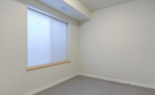 Building Photo - Modern Townhouse in Can't Beat Location - Available 8/1