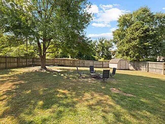 Building Photo - 3 Bed 2 Bath 2 Car Garage Available Now!!!
