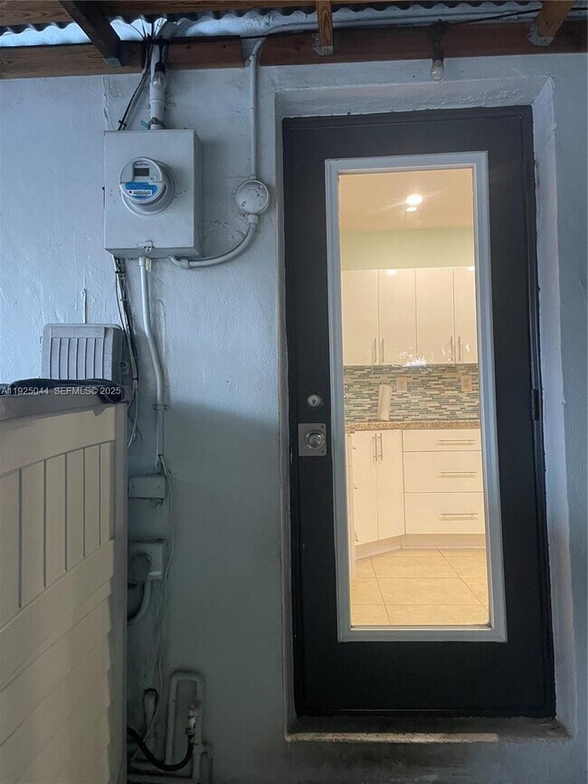 Building Photo - 705 E 9th Ct