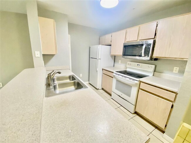 Building Photo - 5479 Vineland Rd