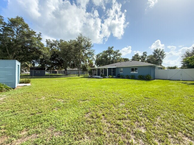 Building Photo - 3 Bed | 2 Bath | 1,200 Sq Ft Single-Family Home  RENT NOW WITH ZERO DEPOSIT on a 12-month lease!