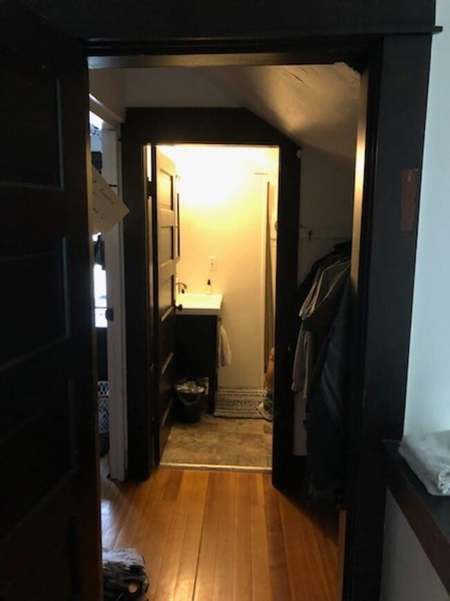 Building Photo - Large 4 Bed/2 Bath House in Quiet Neighbor...