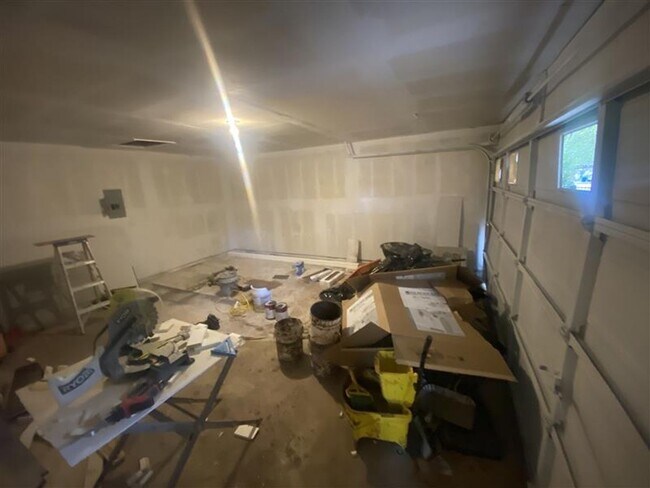 Building Photo - Spacious 3/2 duplex with a garage