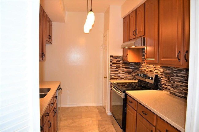 Building Photo - 600 Wilcrest Dr