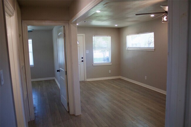 Building Photo - 1323 E 32nd 1/2 St