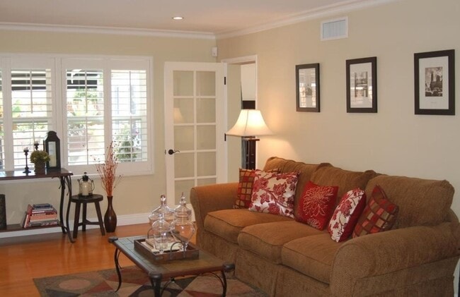 Building Photo - 1324 E Rose Ave