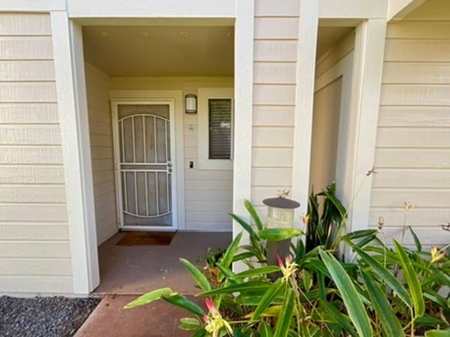 Building Photo - 2 bed 2 bath, Private yard, 2 parking stalls