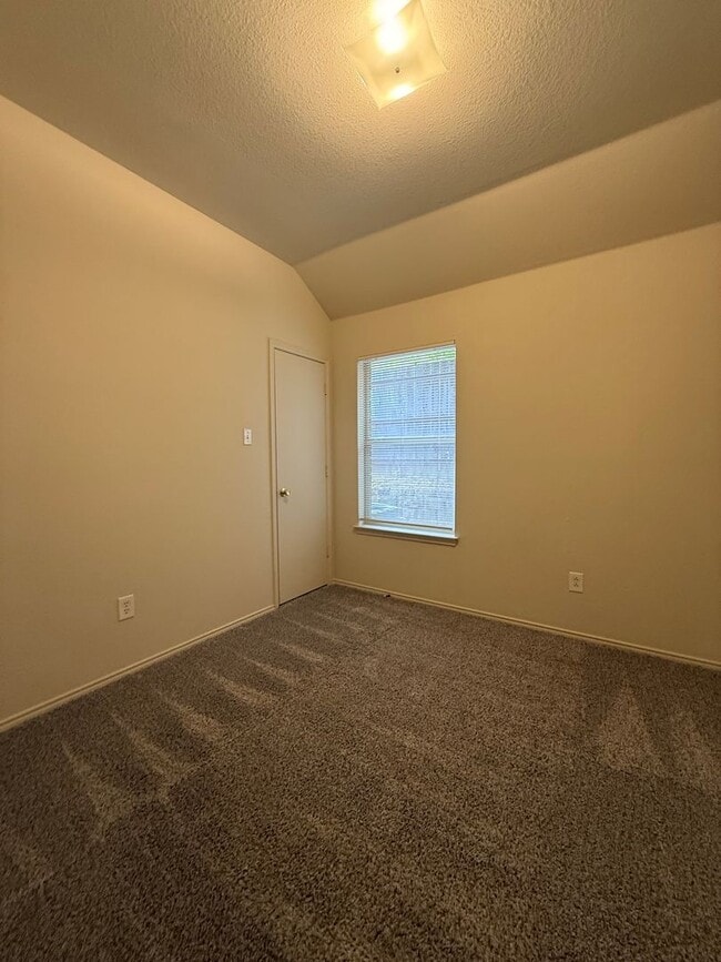 Building Photo - 3/2/2 Duplex / Bathroom Reno / Updated/ Fenced Back Yard - Pets Welcome