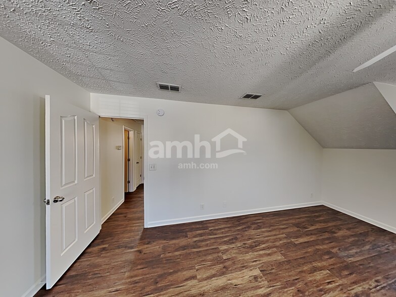 Building Photo - 1821 Saint Andrews Dr