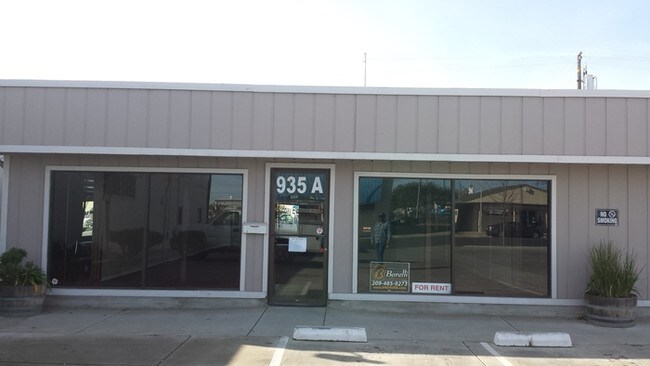 Primary Photo - Commercial Property for Rent!