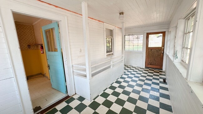 Building Photo - 4 bdrm/1 bath house with garage + large ya...