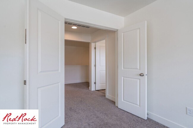 Building Photo - Adorable Stand Alone 4 Bedroom Corner Unit with Fully Fenced Backyard. Small Dogs Welcome.