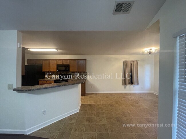 Building Photo - 1604 Cedrow Dr