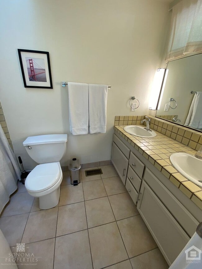 Building Photo - City Meets Serenity – Hillside 3bd/2ba Hou...