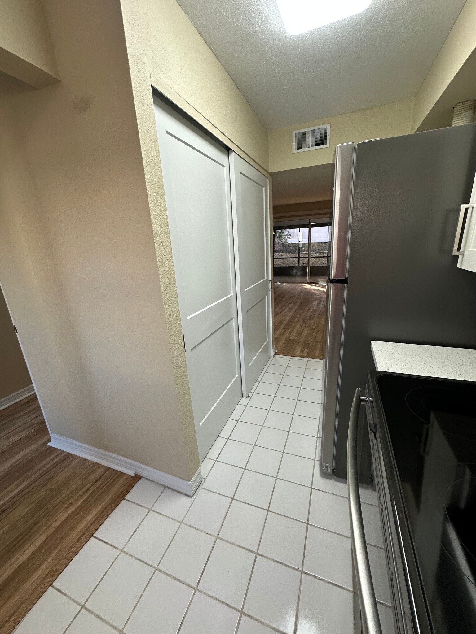 Building Photo - 621 W Indiana Ave