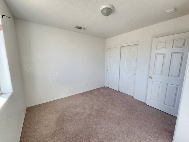 Building Photo - Centrally Located! Bring Your Family Home ...