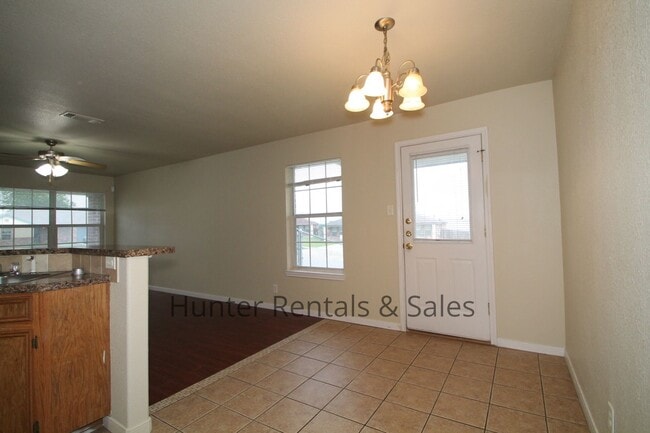 Building Photo - Spacious Duplex!