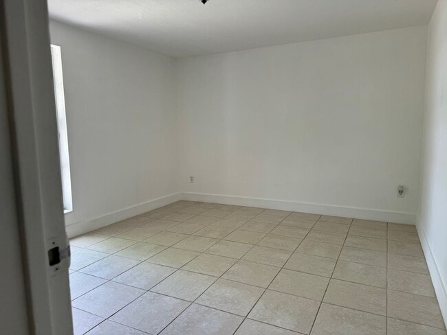 Building Photo - For Rent - Recently Remodeled 1/1 Condo - Great location in Kendall - $1,750