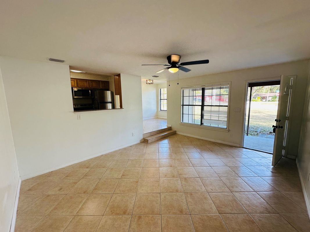 Building Photo - 1904 Delaroche Dr W