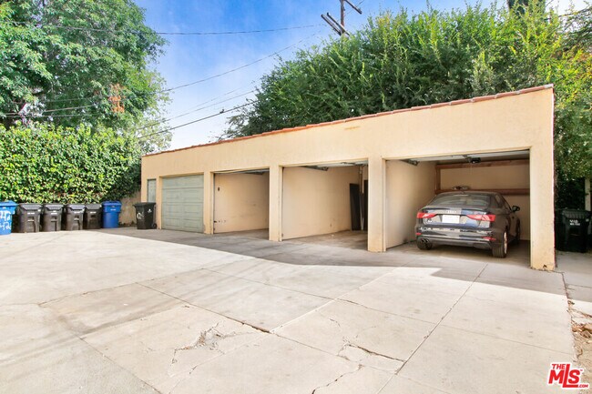 Building Photo - 424 N Gardner St