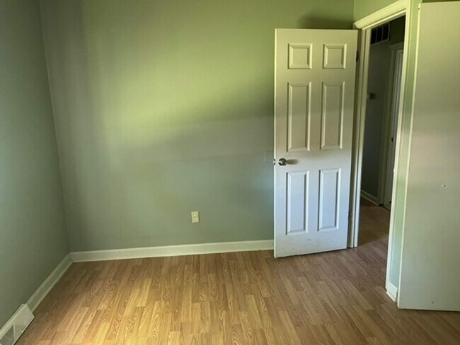 Building Photo - 3 Bed, 1 Bath House with a partially finished basement with fenced back yard