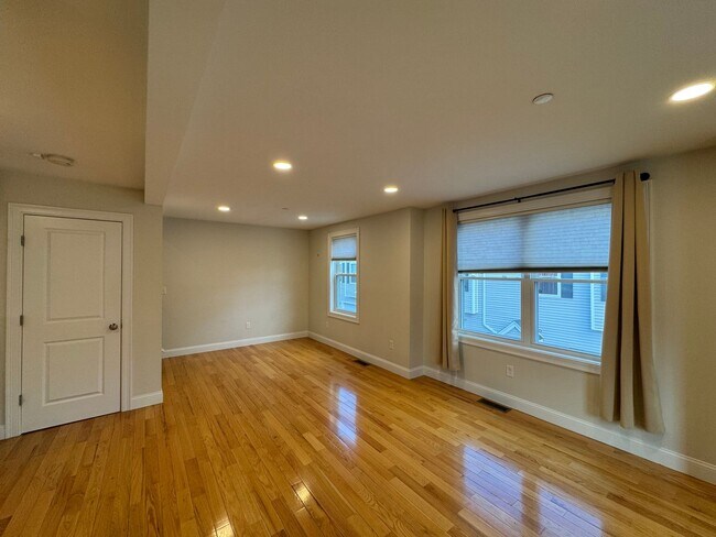 Building Photo - Modern Townhouse for Rent in Haverhill, MA...