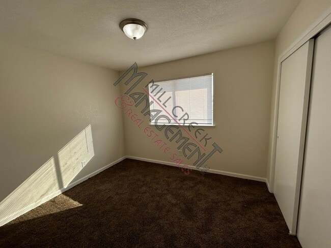 Building Photo - Home in Tulare