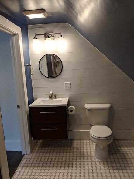 Bathroom - 662 Lamberton St NE