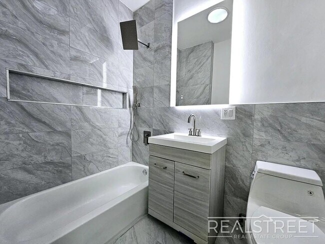Building Photo - Massive 3,000+ Sq Ft 4BD/2BA Duplex with H...