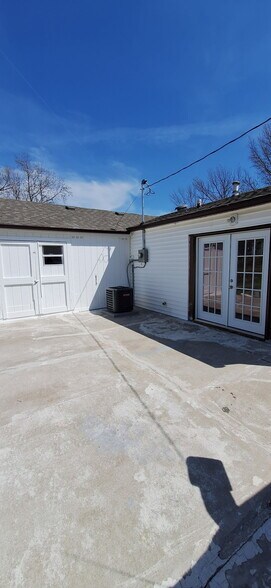 Building Photo - 404 E 3rd Dr S