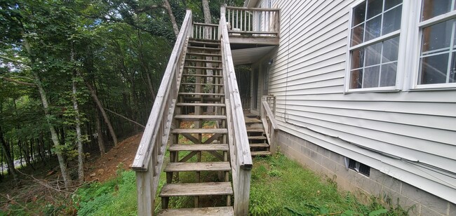 Building Photo - 2bd/1ba Upstairs Duplex Off Howard's Creek