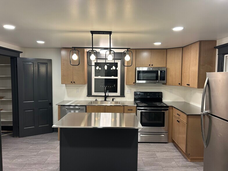 Kitchen - 407 Collicello St