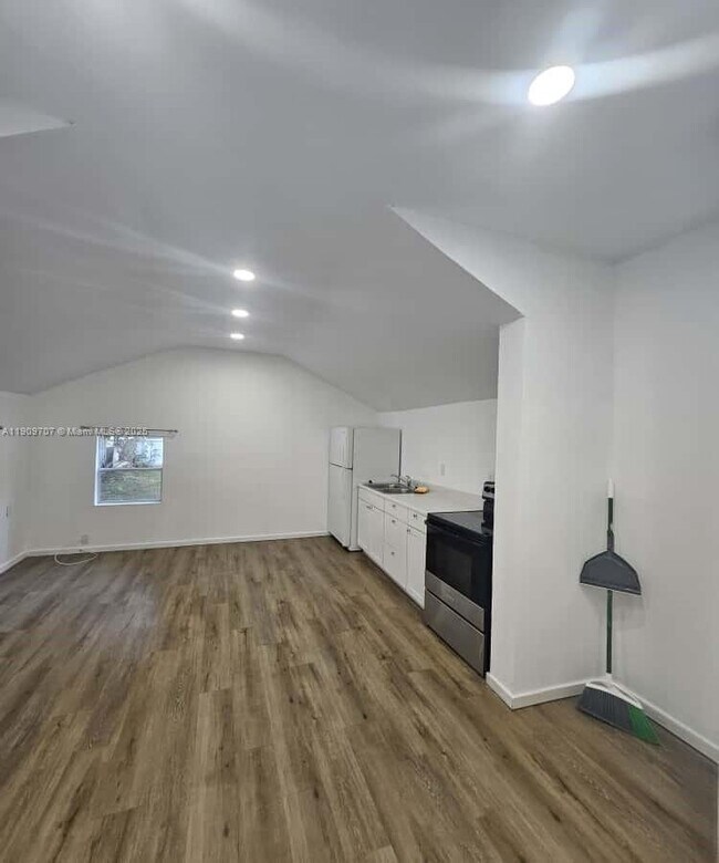 Building Photo - 1008 N 18th Ct