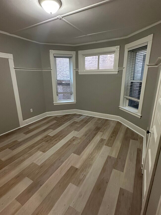 Building Photo - 4 N State St