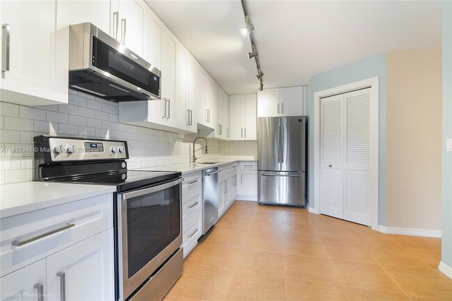 Building Photo - 567 Racquet Club Rd