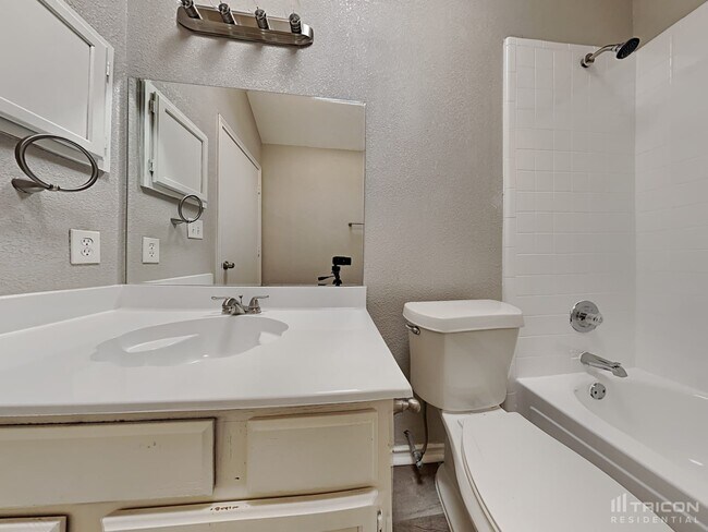 Building Photo - 906 Sylvan Creek Dr
