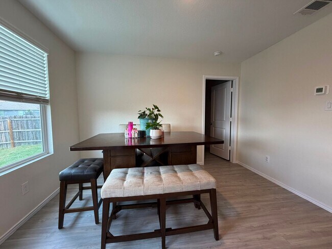 Building Photo - Modern Comfort Meets Convenient Living in San Antonio