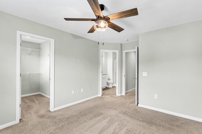 Building Photo - Beautiful Goose Creek Townhome!